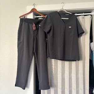 Women’s Figs Scrubs 2xl color grey